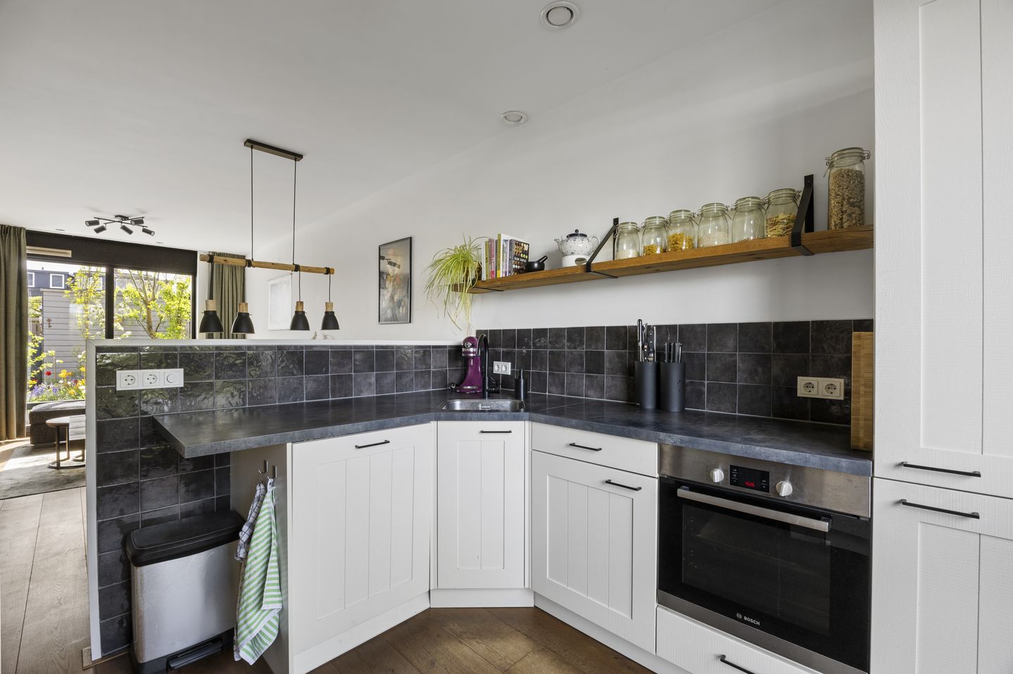 Light terraced house with sunny south-facing garden and five bedrooms in green Barneveld location — 20