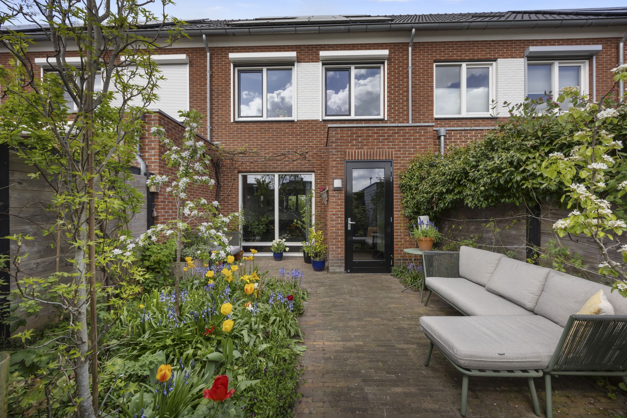 Light terraced house with sunny south-facing garden and five bedrooms in green Barneveld location — 39