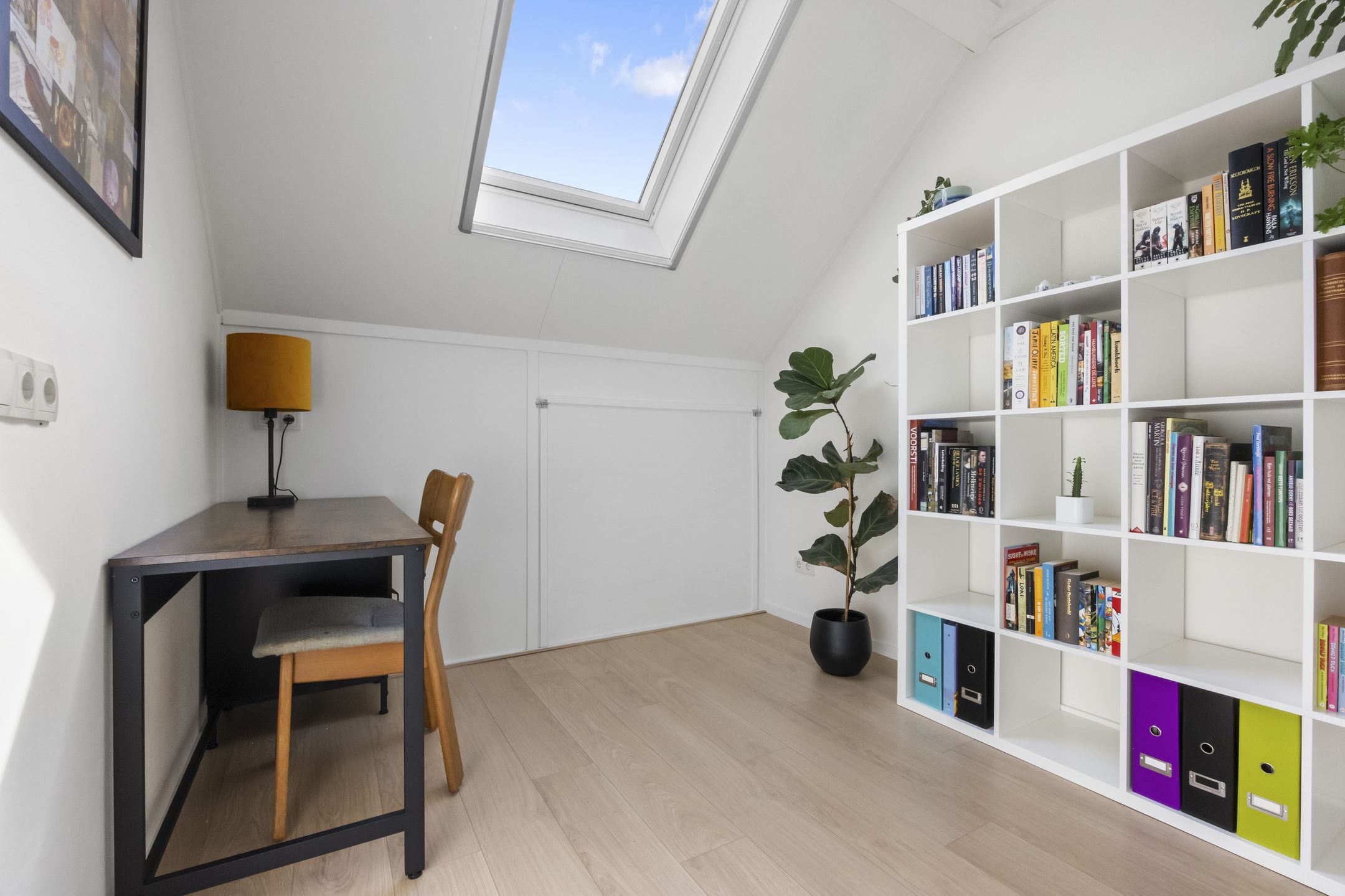 Light terraced house with sunny south-facing garden and five bedrooms in green Barneveld location — 33