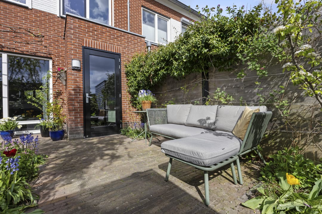 Light terraced house with sunny south-facing garden and five bedrooms in green Barneveld location — 37