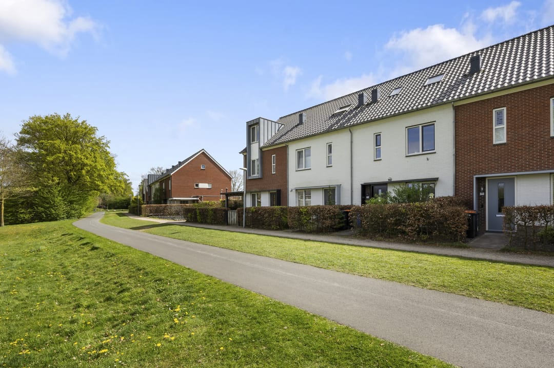 Light terraced house with sunny south-facing garden and five bedrooms in green Barneveld location — 47
