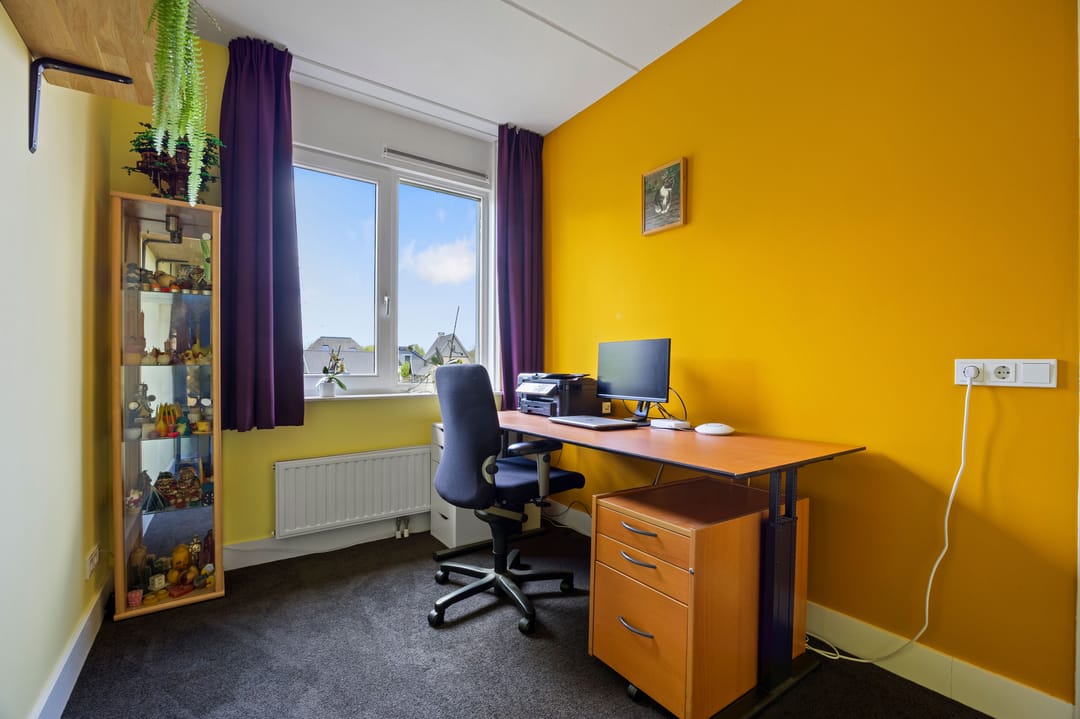 Light terraced house with sunny south-facing garden and five bedrooms in green Barneveld location — 26