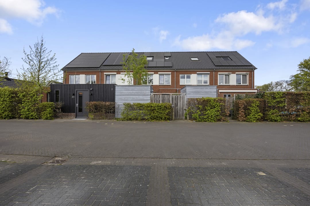 Light terraced house with sunny south-facing garden and five bedrooms in green Barneveld location — 41