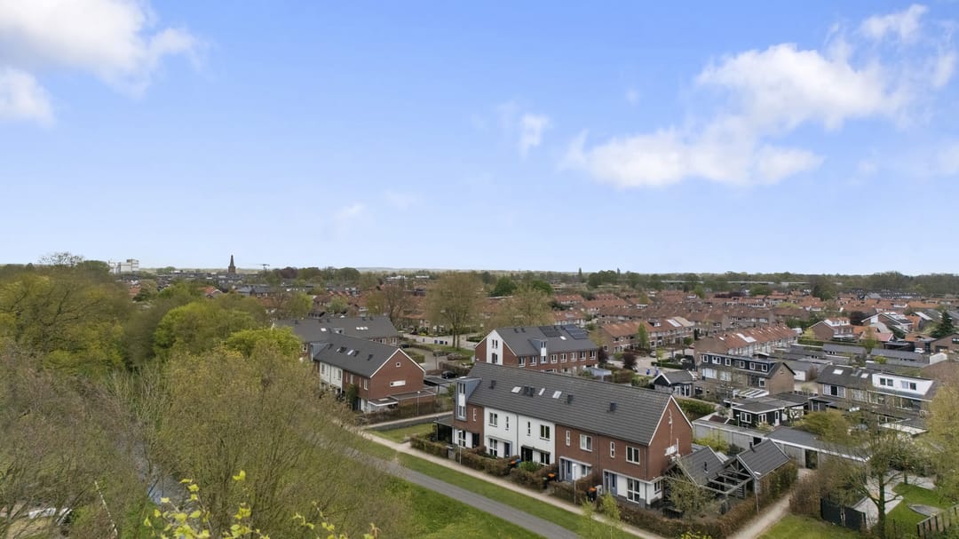 Light terraced house with sunny south-facing garden and five bedrooms in green Barneveld location — 46