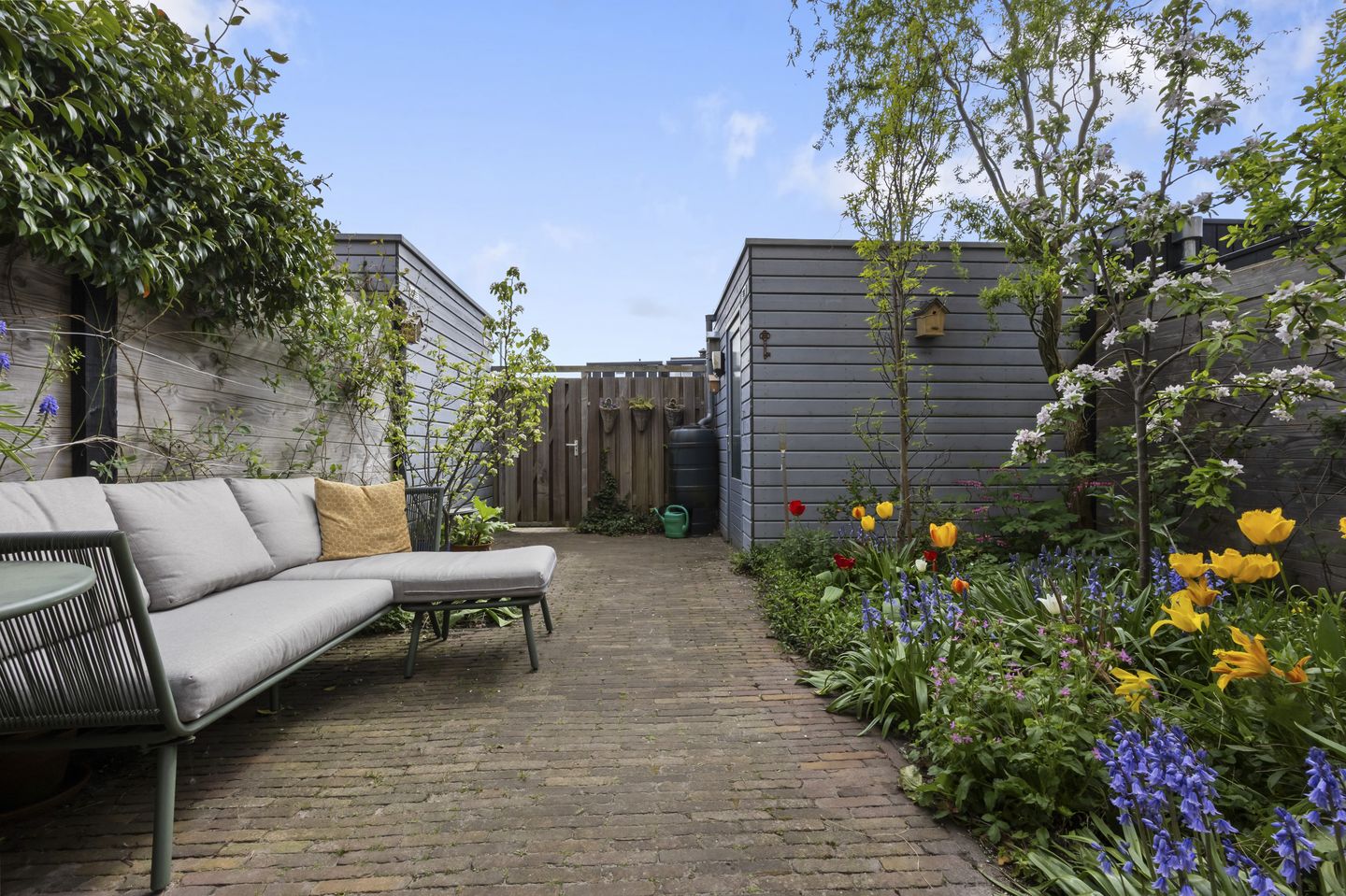 Light terraced house with sunny south-facing garden and five bedrooms in green Barneveld location — 35