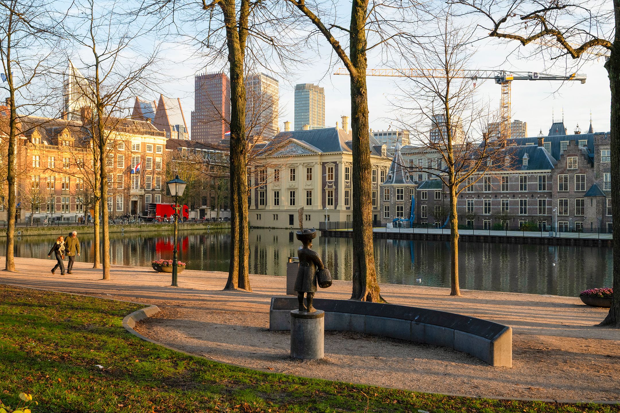 Luxurious Historic Apartment with Panoramic Hofvijver Views — 24