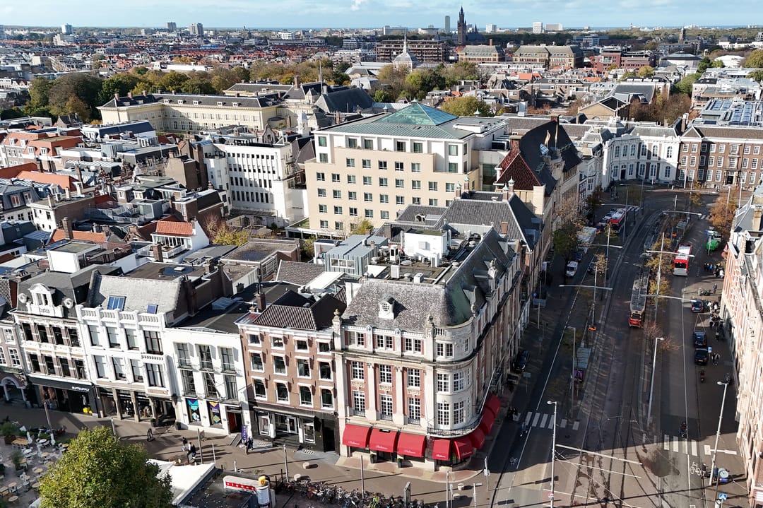 Luxurious Historic Apartment with Panoramic Hofvijver Views — 22