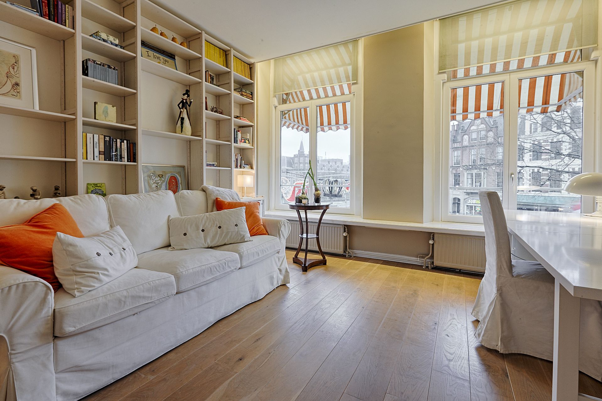 Luxurious Historic Apartment with Panoramic Hofvijver Views — 12