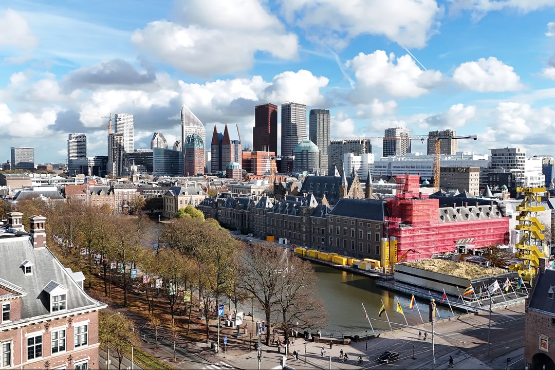 Luxurious Historic Apartment with Panoramic Hofvijver Views — 23
