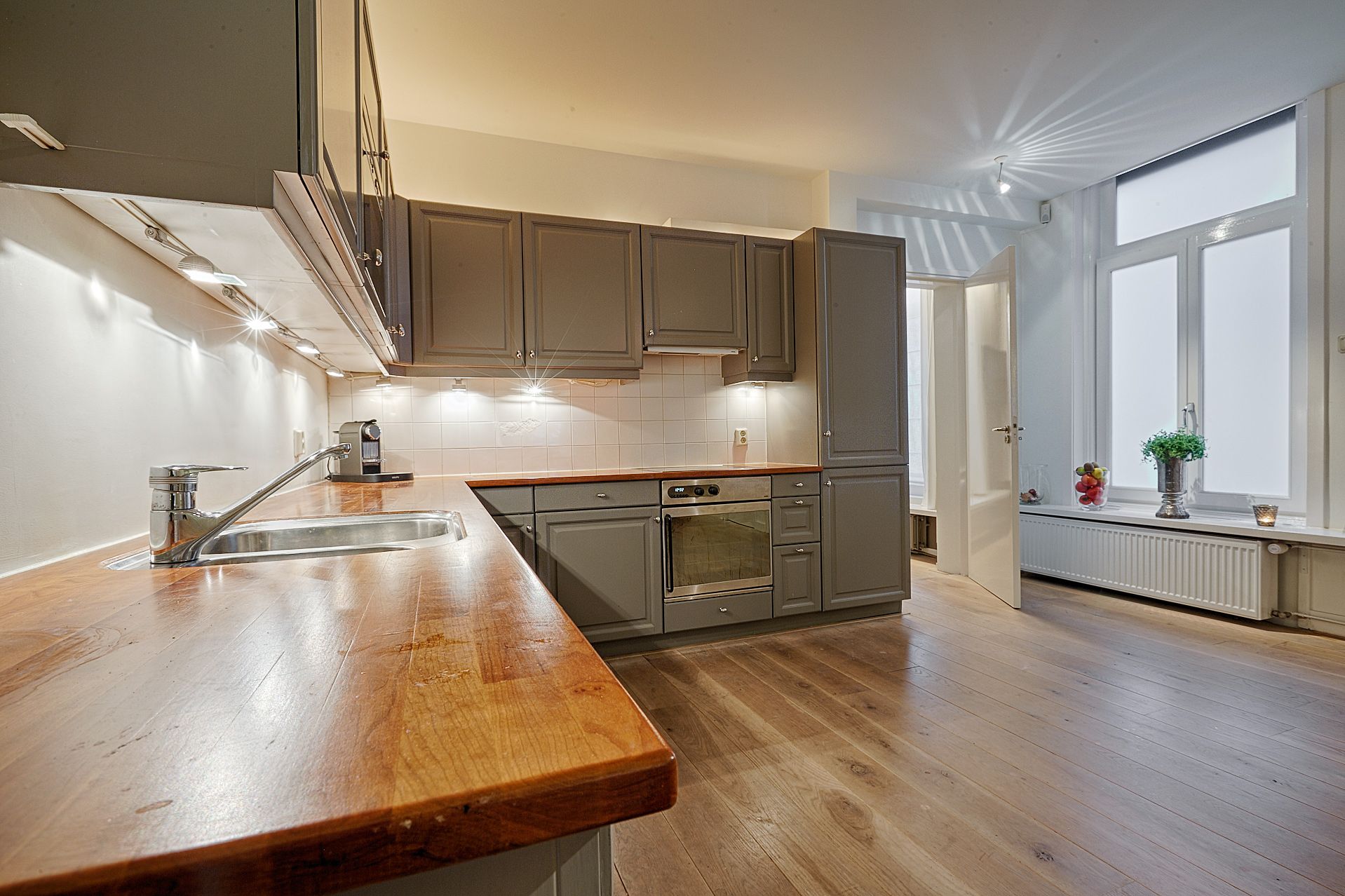Luxurious Historic Apartment with Panoramic Hofvijver Views — 15