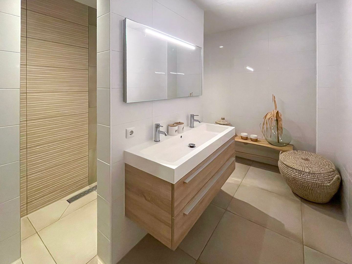 Semi-Detached Home with Panoramic Views of Protected Nature Reserve — 34