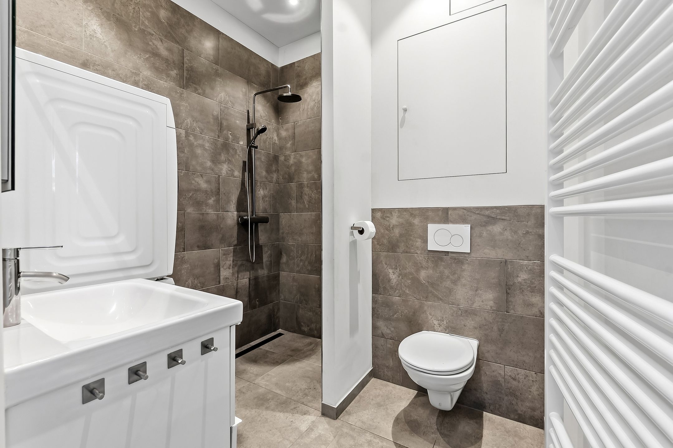 Charming Renovated Apartment in Sought-After Regentessekwartier — 30