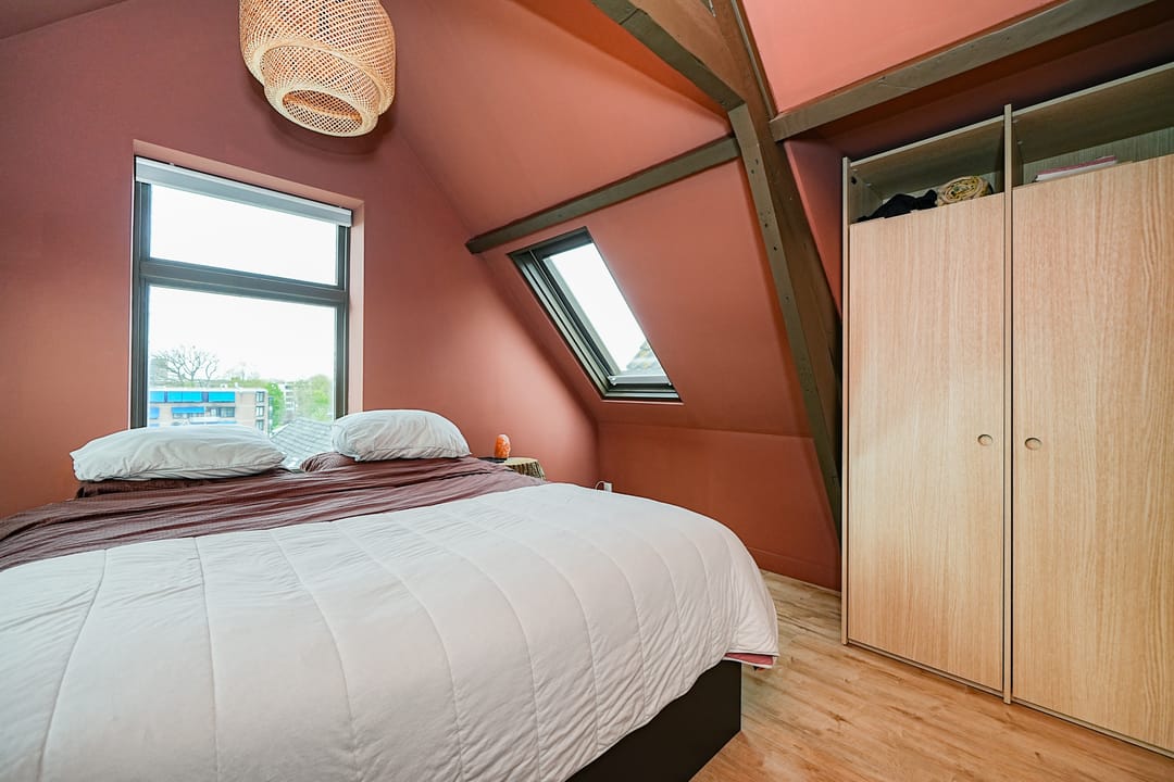 Spacious double upper apartment in popular Kralingen West — 17