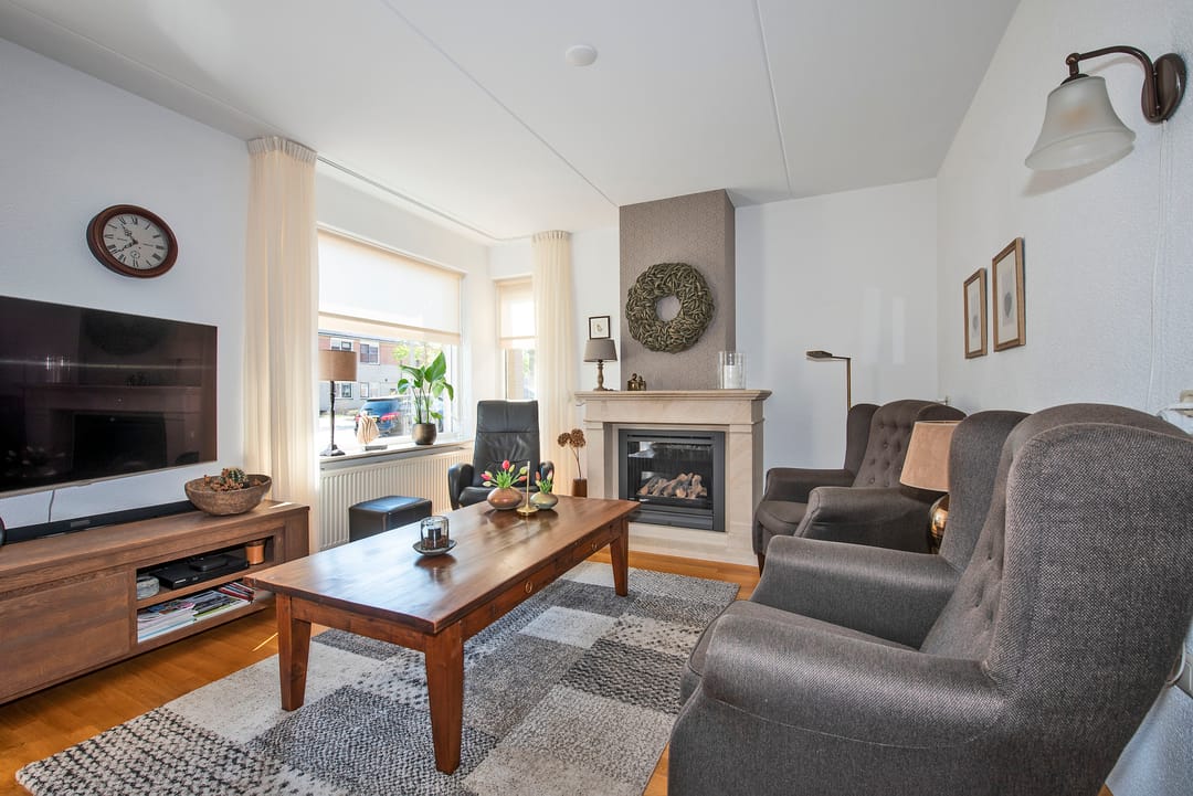 Well-maintained semi-detached family home with garage and sunny garden — 8