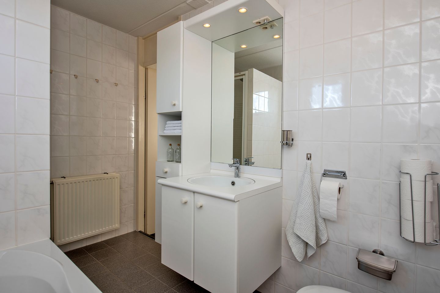 Well-maintained semi-detached family home with garage and sunny garden — 19