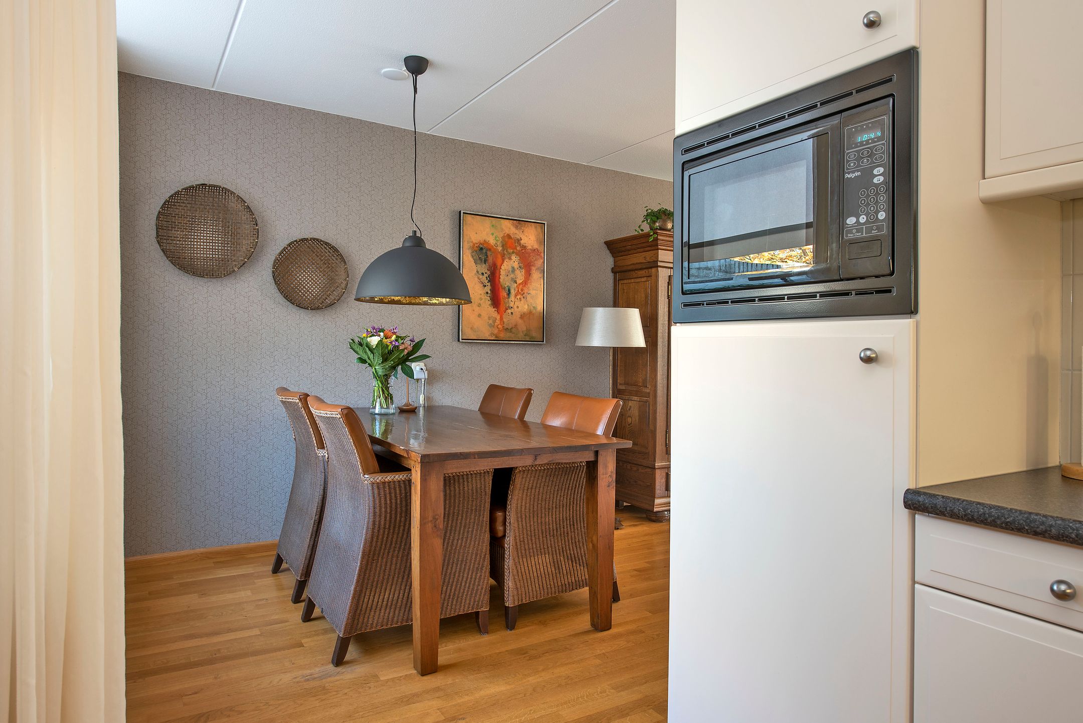 Well-maintained semi-detached family home with garage and sunny garden — 12