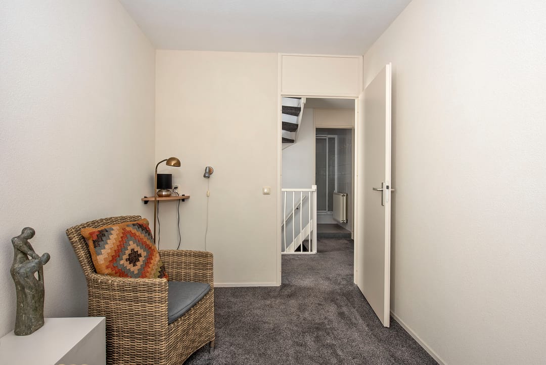 Well-maintained semi-detached family home with garage and sunny garden — 22