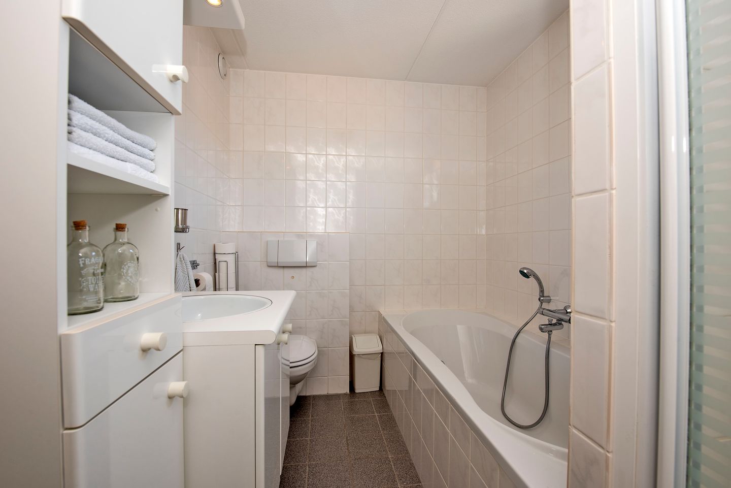Well-maintained semi-detached family home with garage and sunny garden — 20