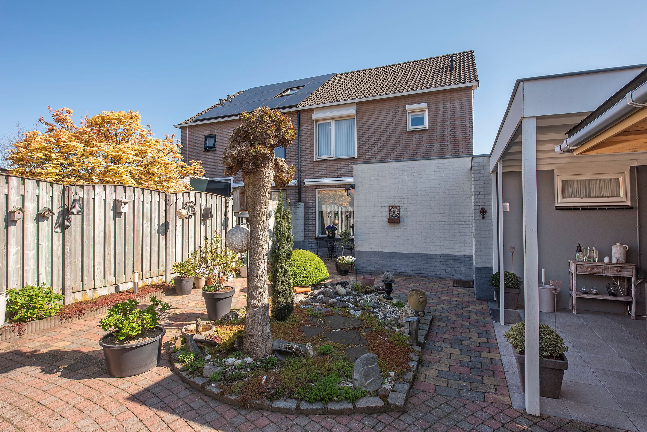 Well-maintained semi-detached family home with garage and sunny garden — 27