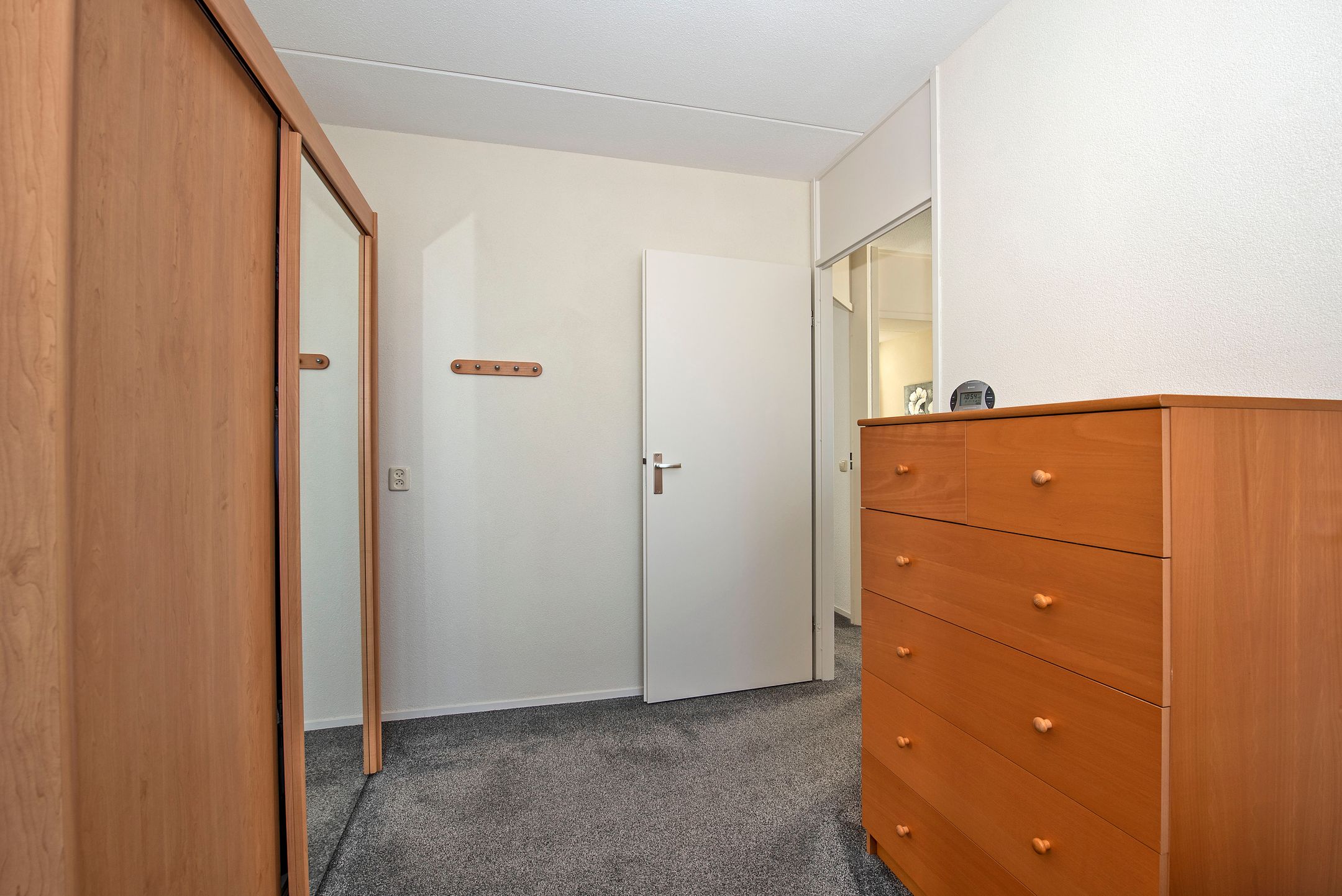 Well-maintained semi-detached family home with garage and sunny garden — 24