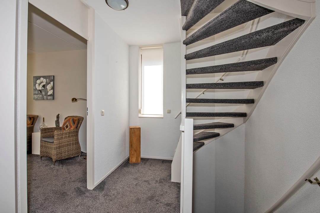 Well-maintained semi-detached family home with garage and sunny garden — 16