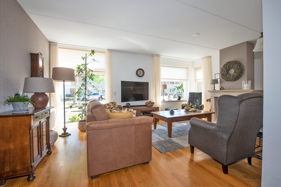 Well-maintained semi-detached family home with garage and sunny garden — 7