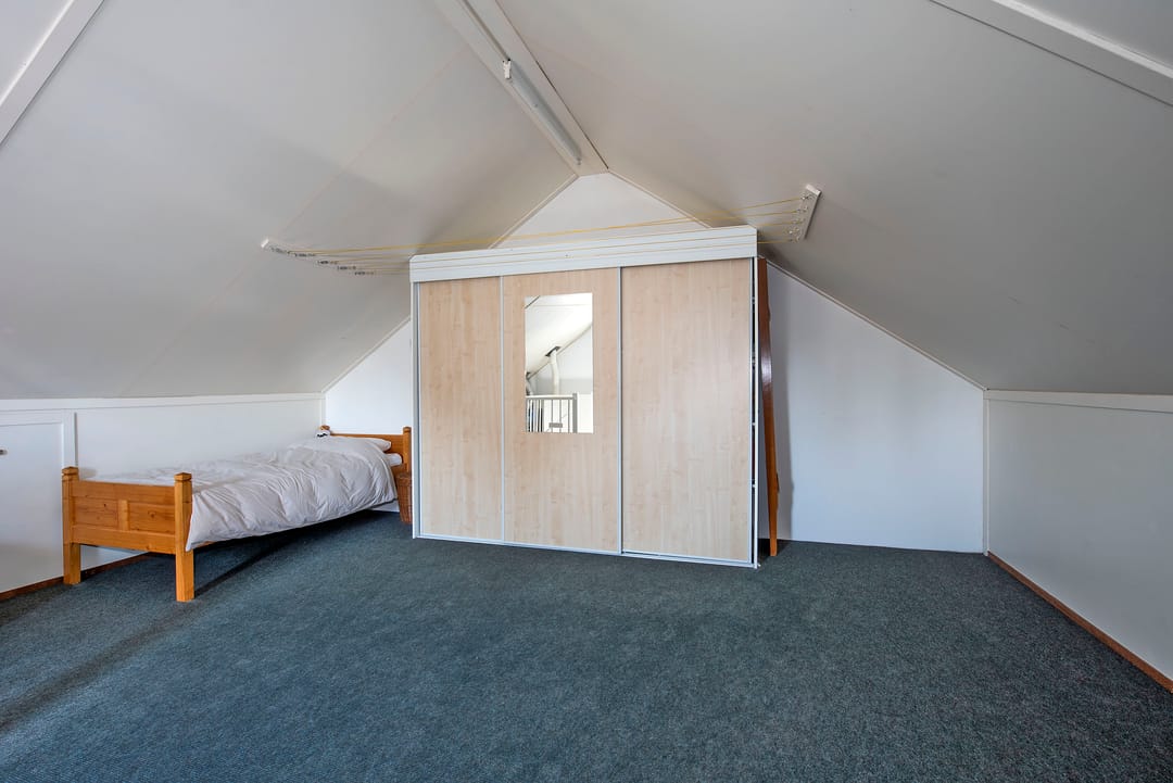 Well-maintained semi-detached family home with garage and sunny garden — 26