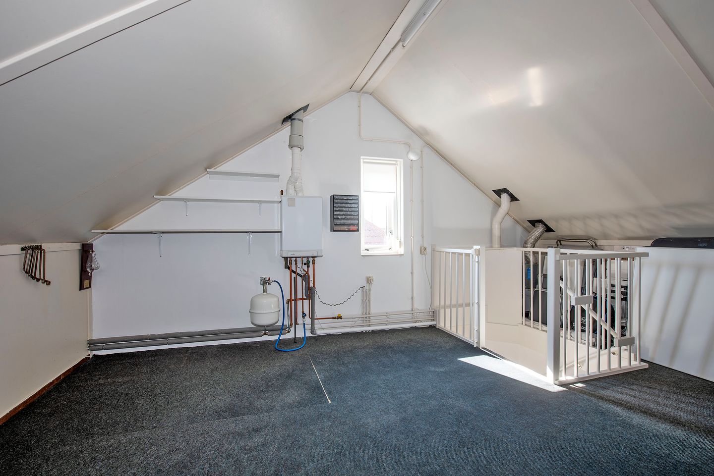 Well-maintained semi-detached family home with garage and sunny garden — 25
