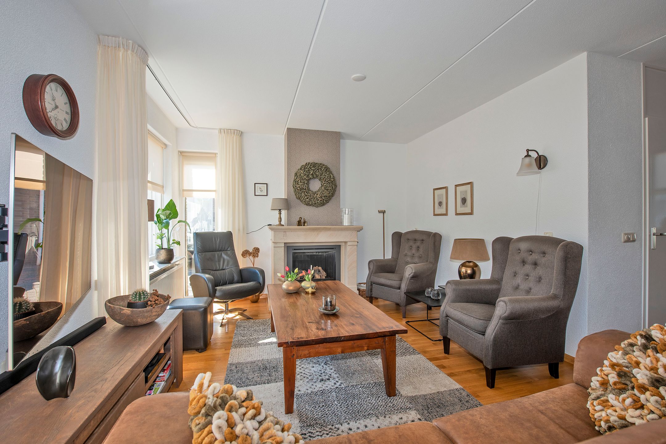 Well-maintained semi-detached family home with garage and sunny garden — 9
