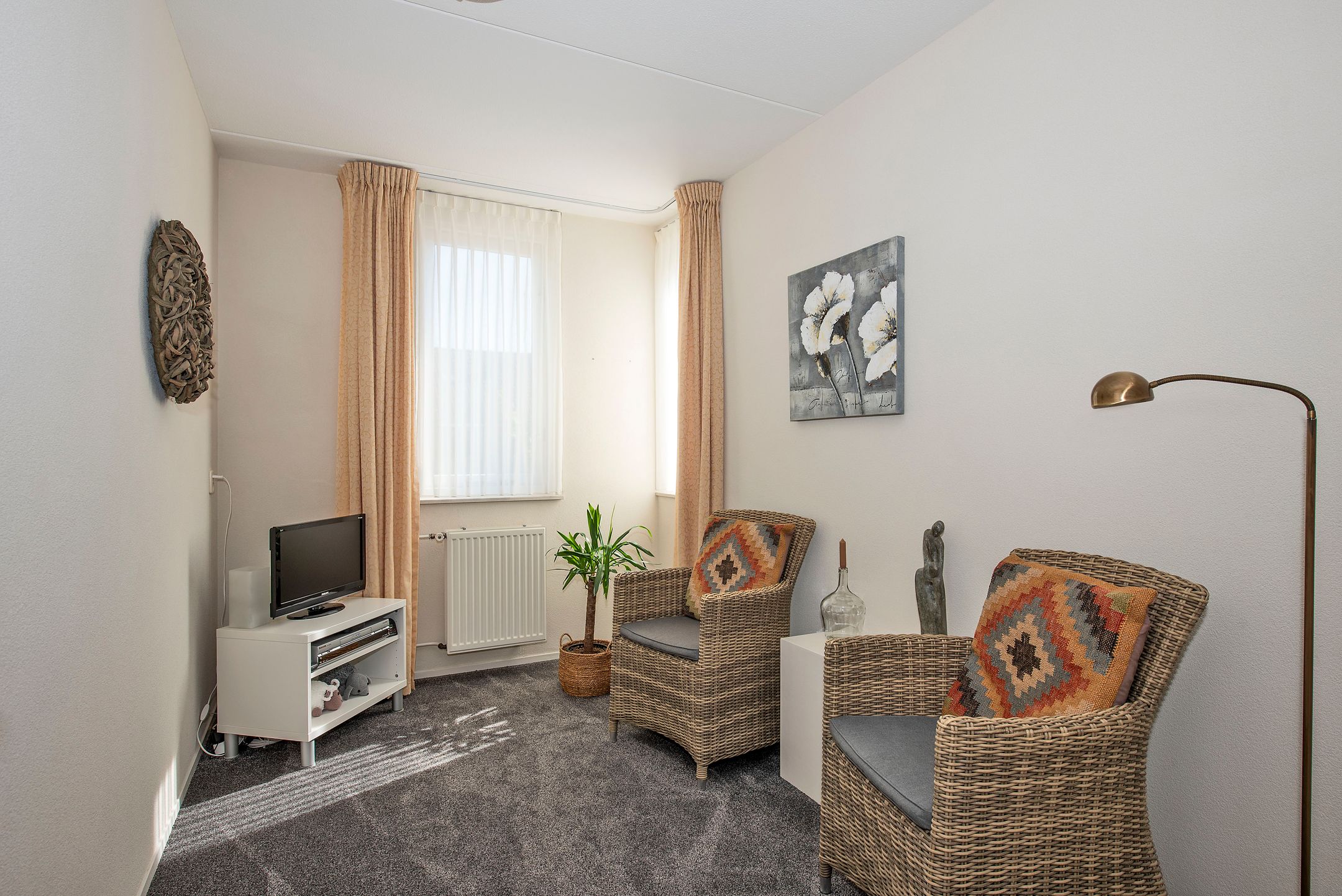 Well-maintained semi-detached family home with garage and sunny garden — 21
