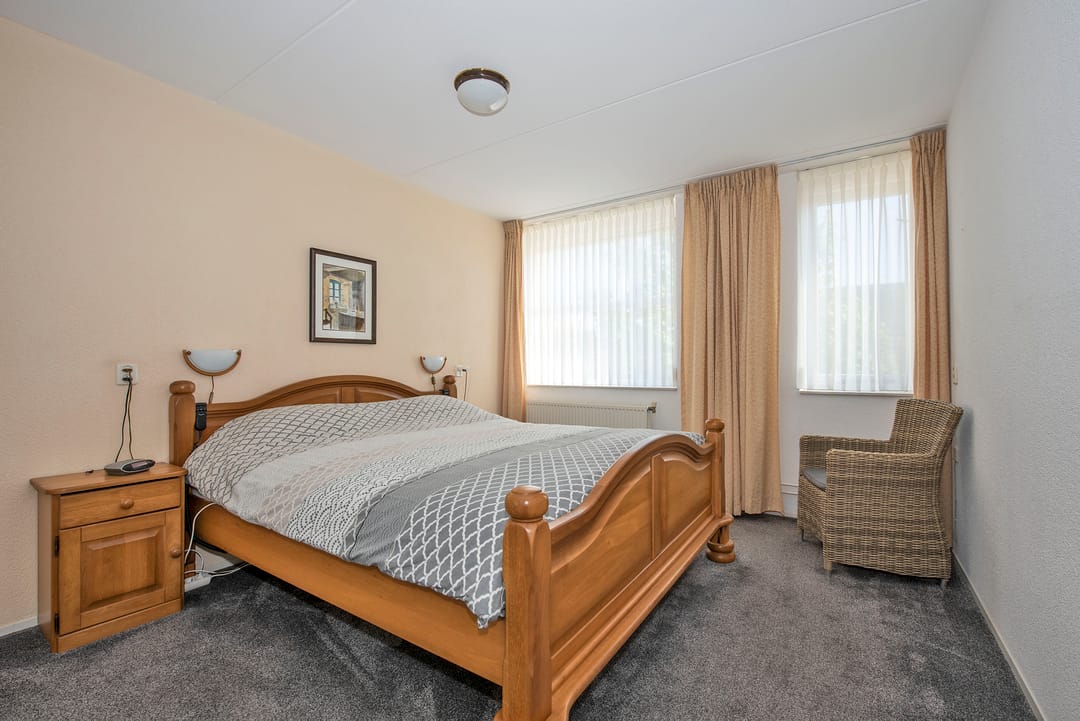 Well-maintained semi-detached family home with garage and sunny garden — 17