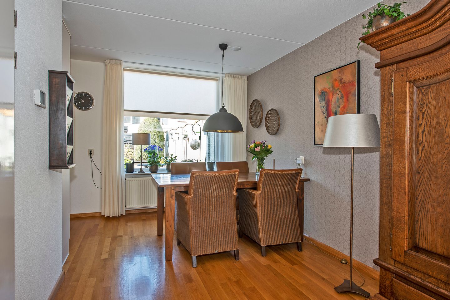 Well-maintained semi-detached family home with garage and sunny garden — 10