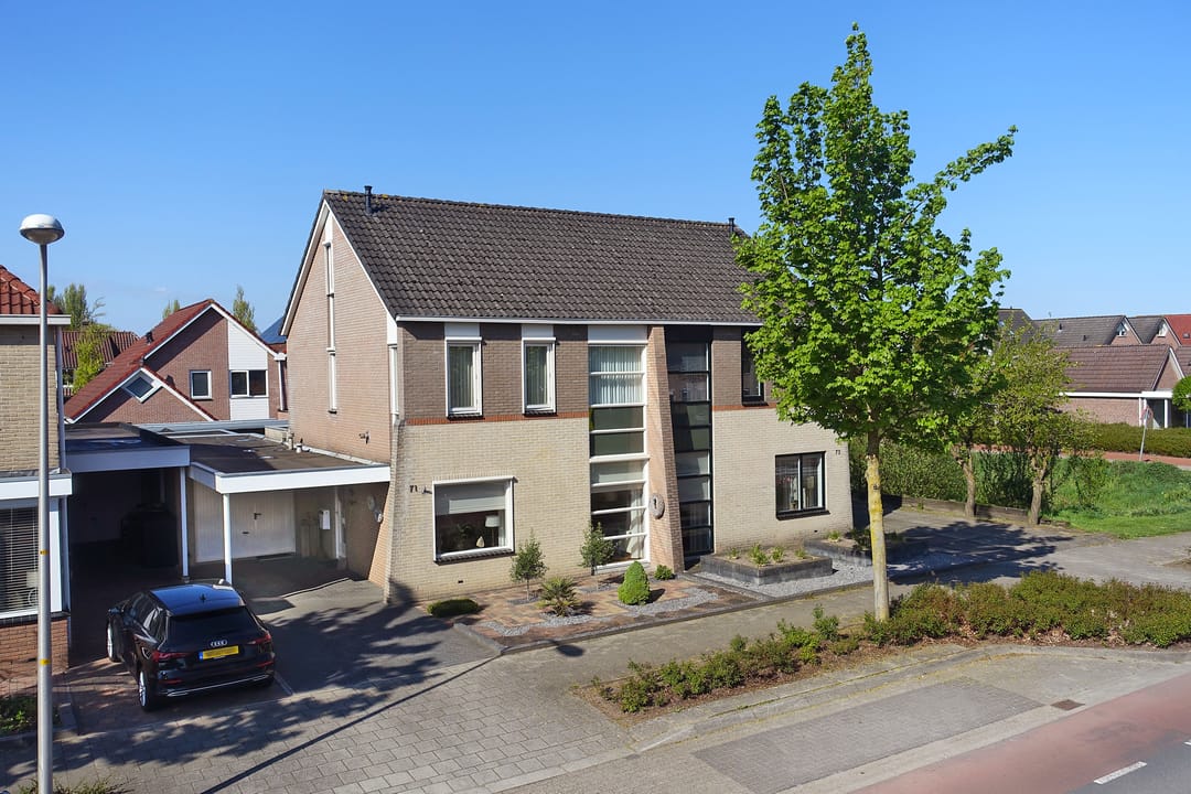 Well-maintained semi-detached family home with garage and sunny garden — 28