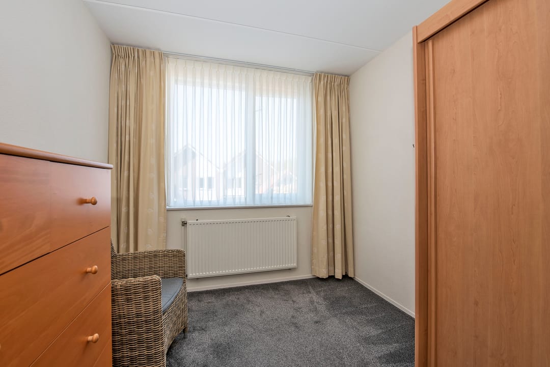 Well-maintained semi-detached family home with garage and sunny garden — 23
