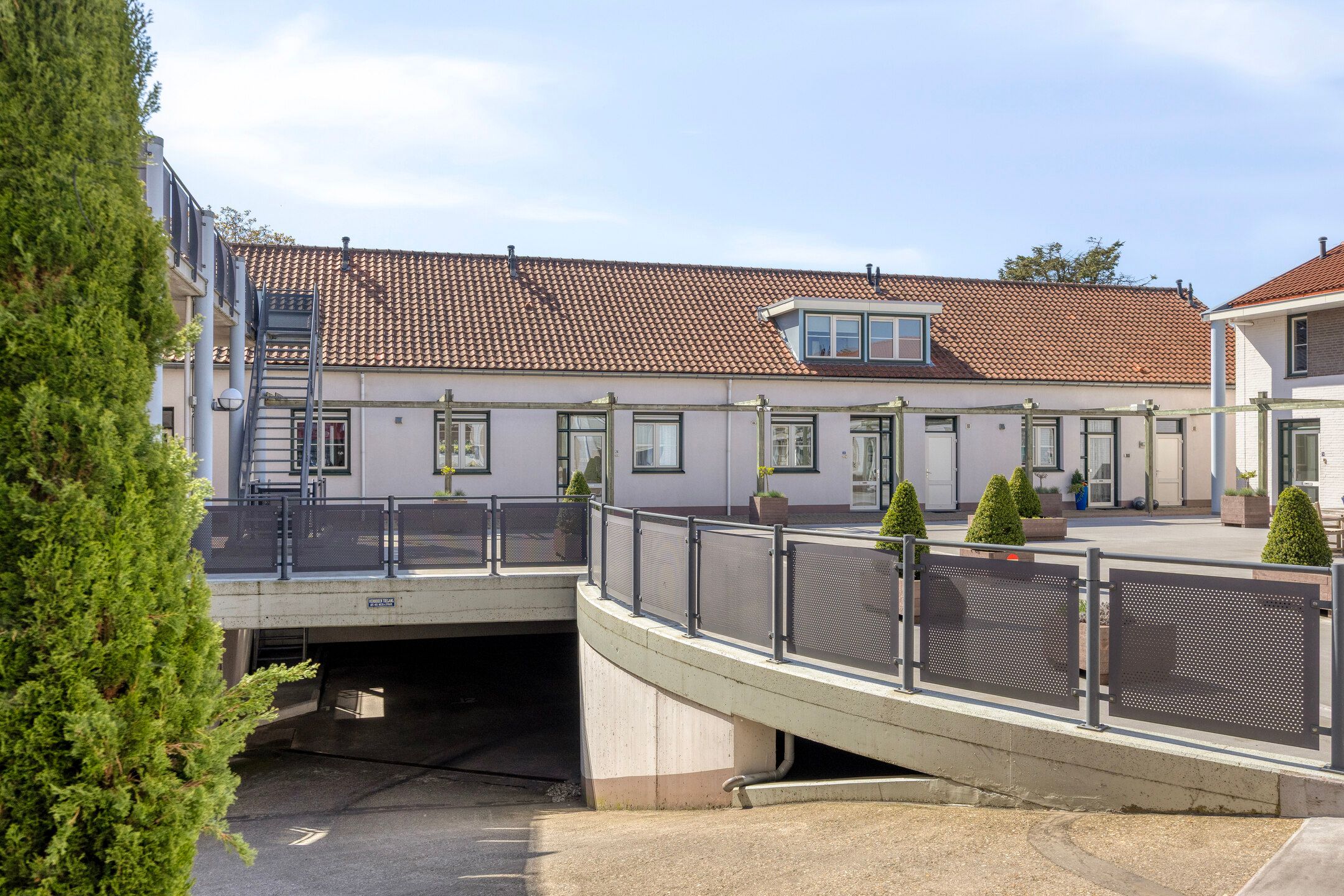 Spacious Maisonnette in Quiet Courtyard with Private Parking — 30