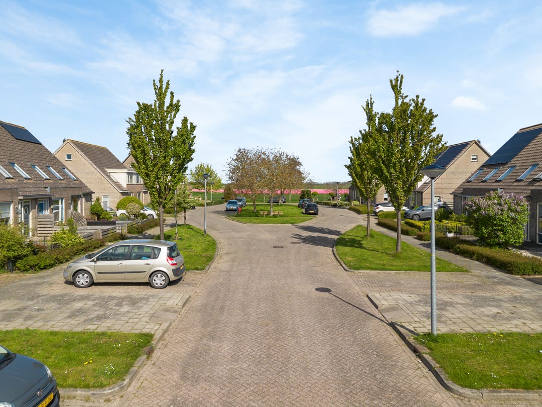 Spacious terraced home with sunny west-facing garden in quiet Abbekerk — 38