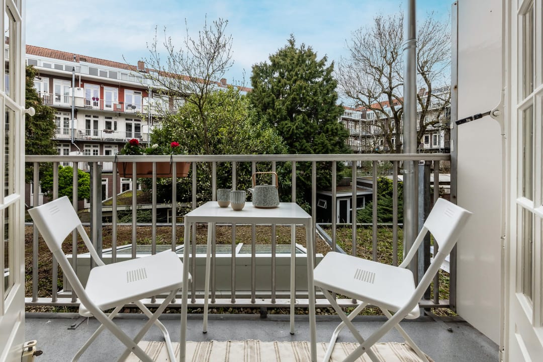 Spacious 3-room apartment in 1930s building with west-facing balcony — 22