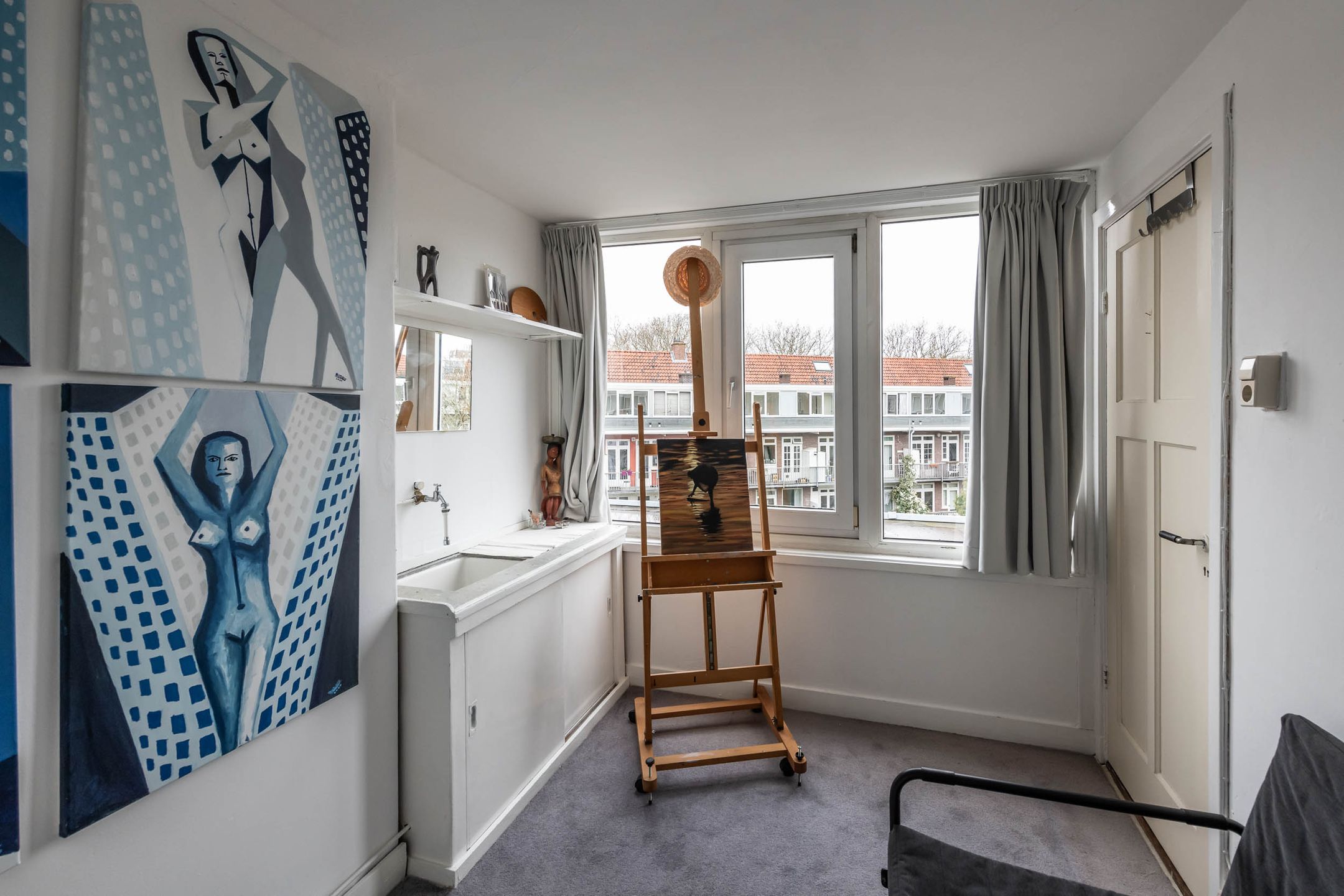Spacious 3-room apartment in 1930s building with west-facing balcony — 33