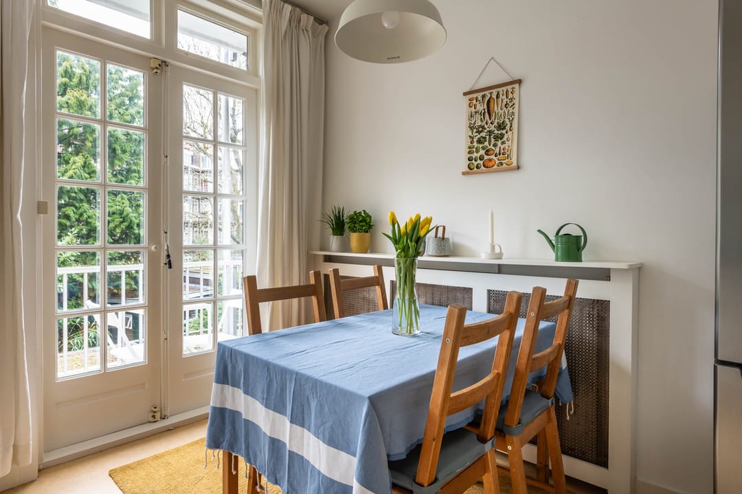 Spacious 3-room apartment in 1930s building with west-facing balcony — 17
