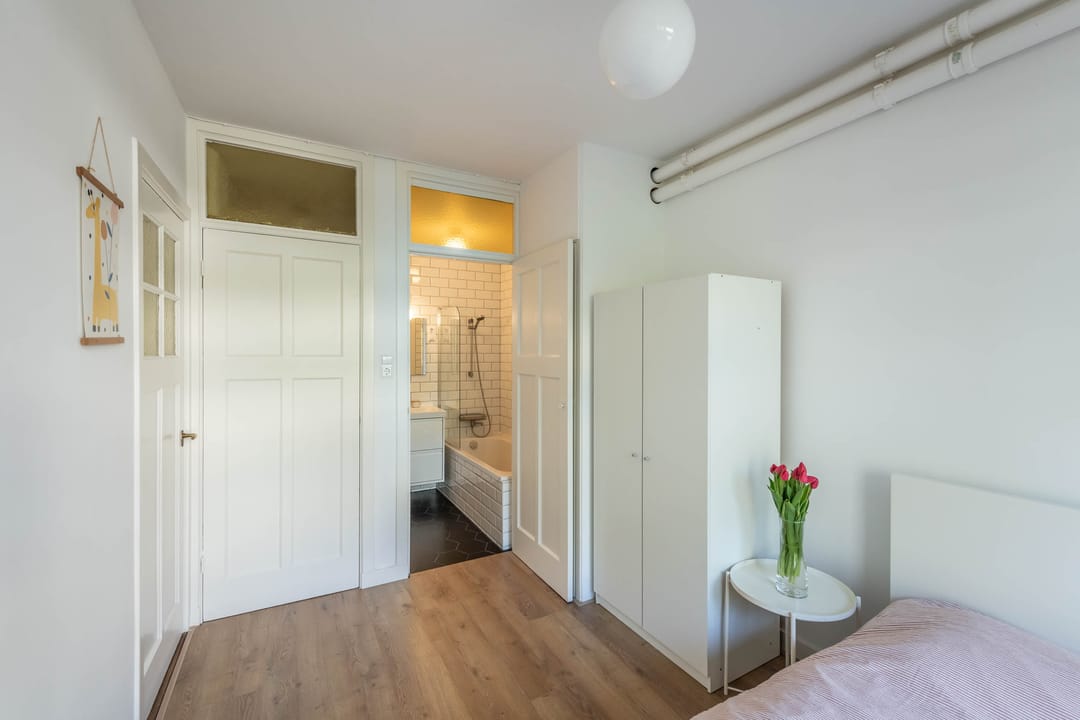 Spacious 3-room apartment in 1930s building with west-facing balcony — 28