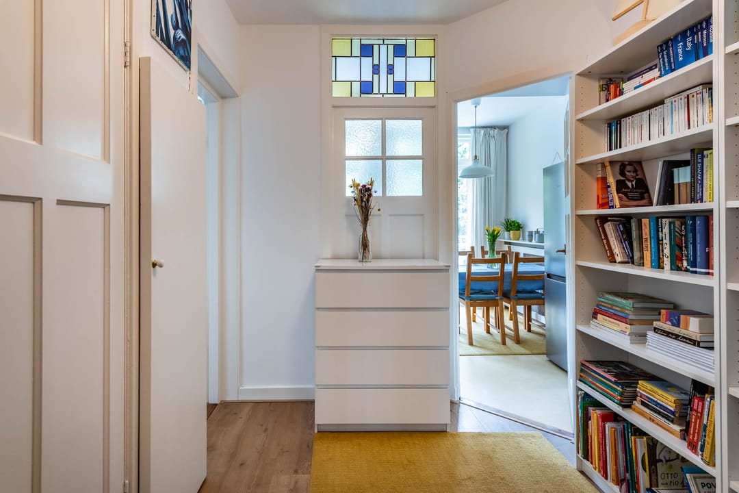 Spacious 3-room apartment in 1930s building with west-facing balcony — 23