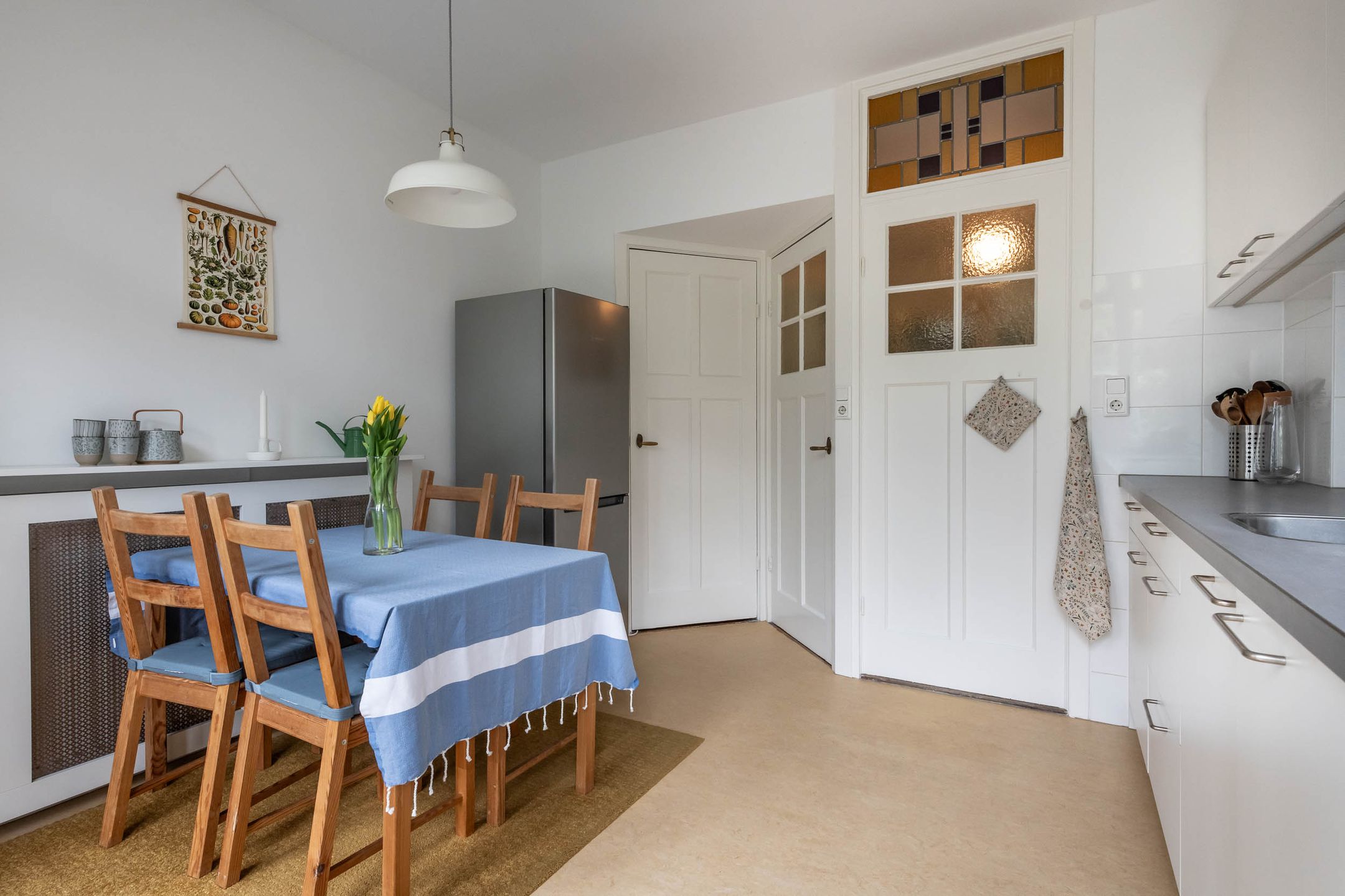 Spacious 3-room apartment in 1930s building with west-facing balcony — 15
