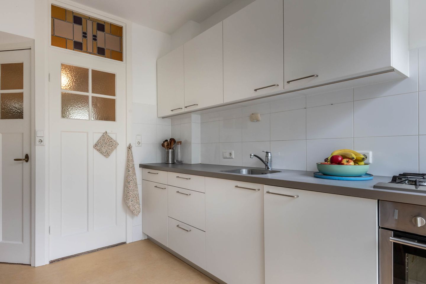 Spacious 3-room apartment in 1930s building with west-facing balcony — 19