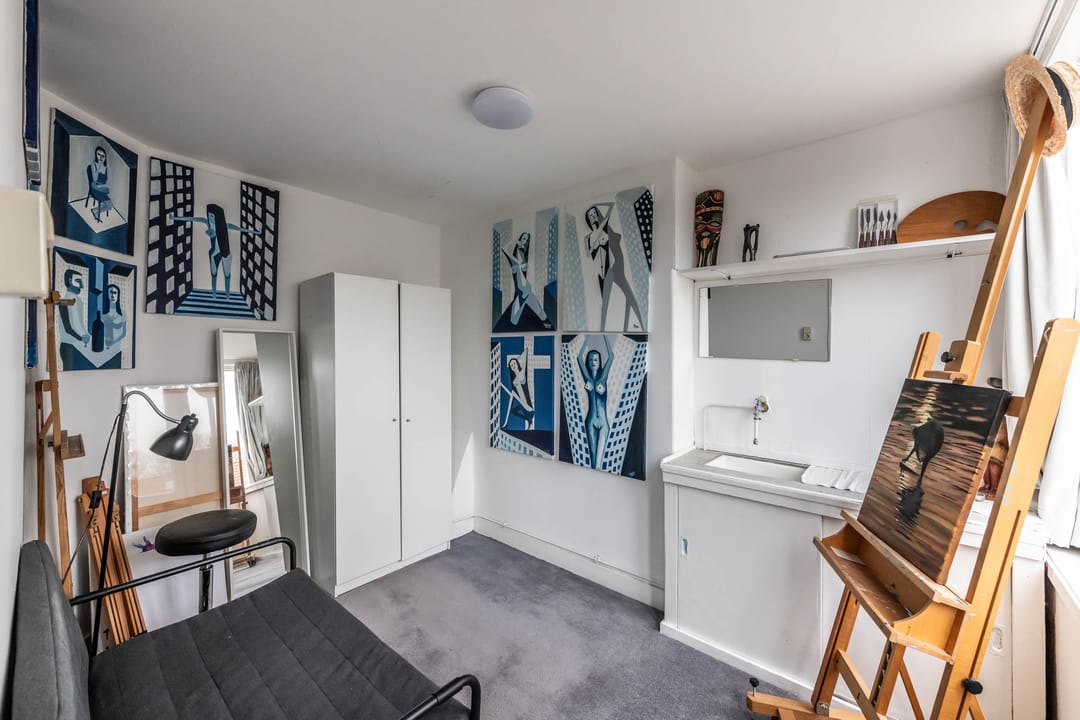Spacious 3-room apartment in 1930s building with west-facing balcony — 32
