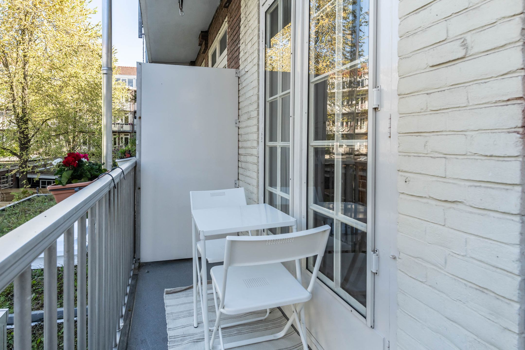 Spacious 3-room apartment in 1930s building with west-facing balcony — 21