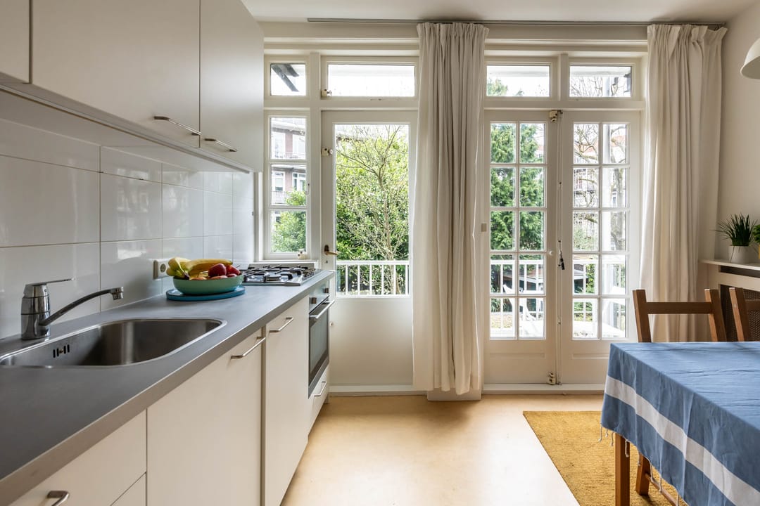 Spacious 3-room apartment in 1930s building with west-facing balcony — 16