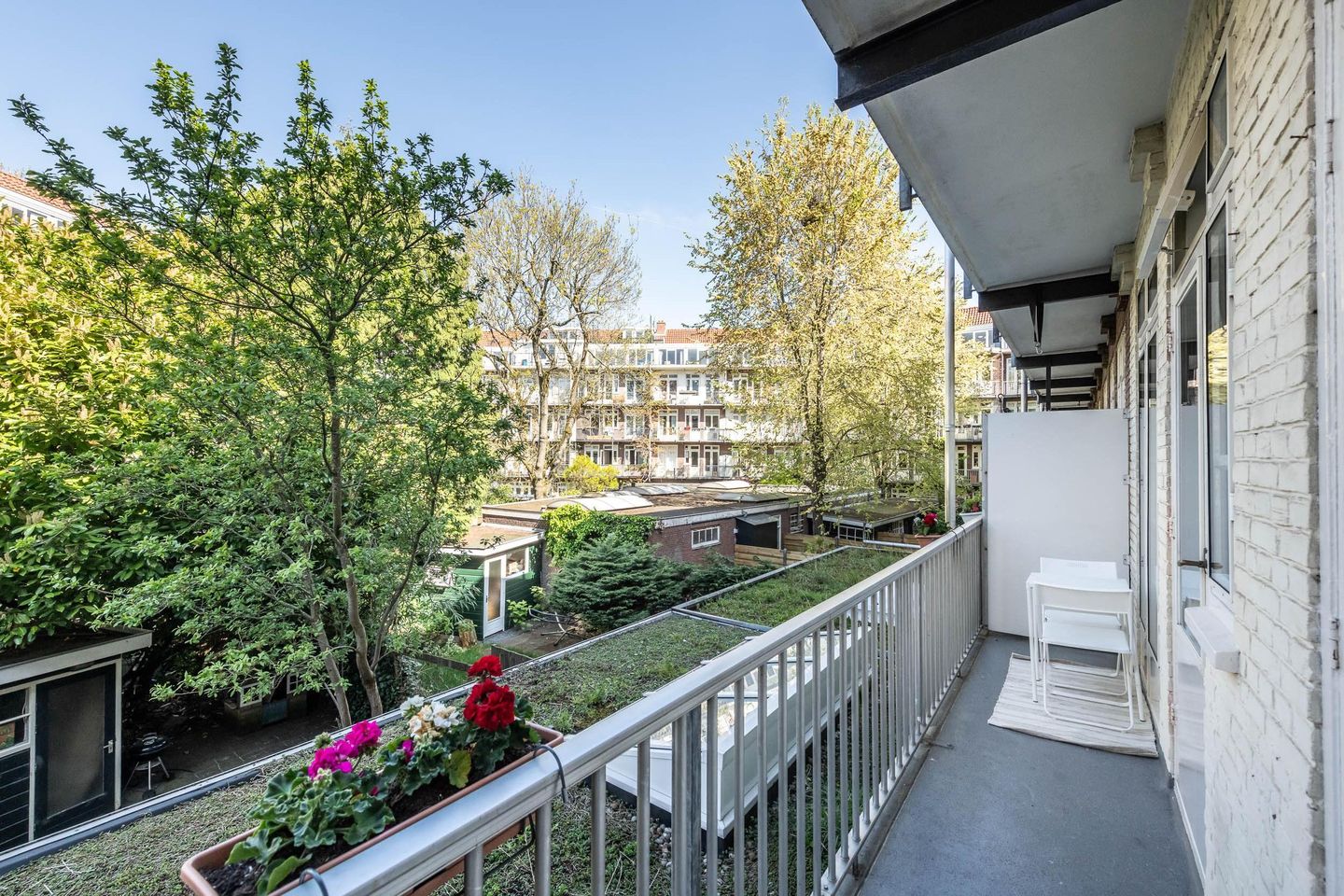 Spacious 3-room apartment in 1930s building with west-facing balcony — 20