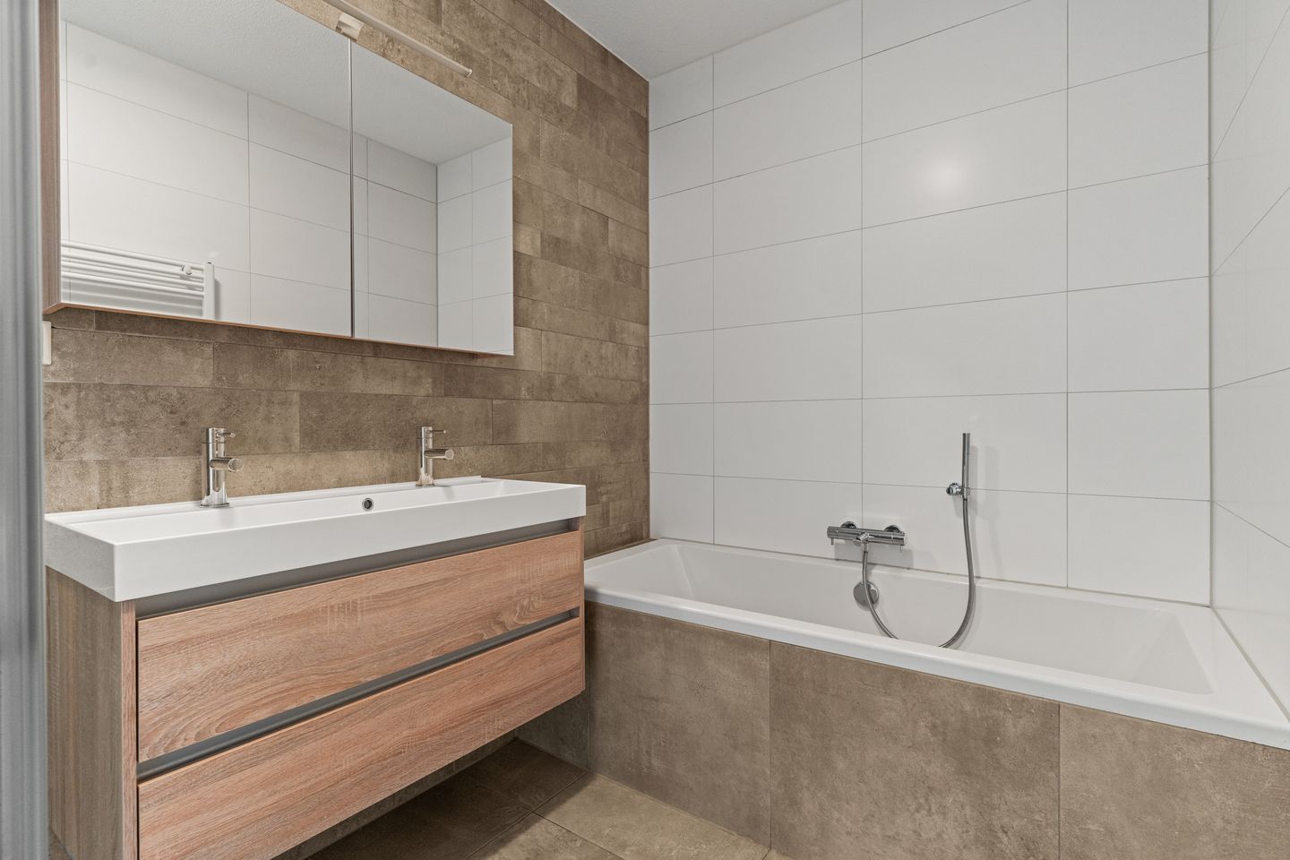 Photo 34 of Pioenroos 7