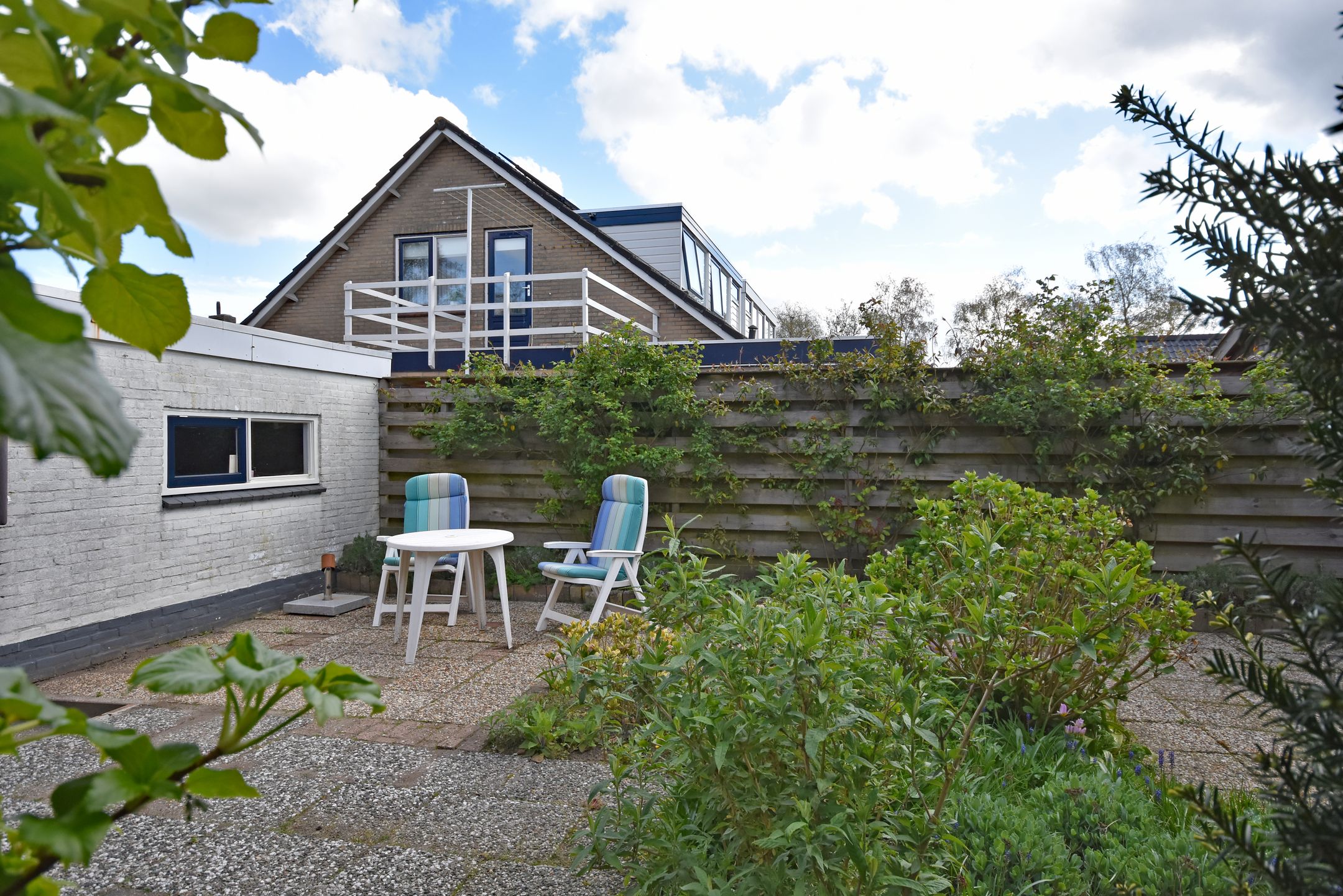 Detached single-level living in quiet green location with expansion potential — 12