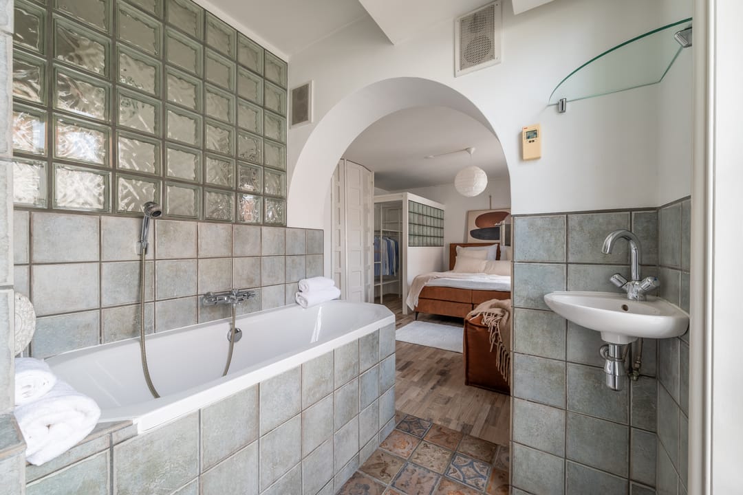 Elegant Corner Apartment with Stunning Amstel Water Views — 23
